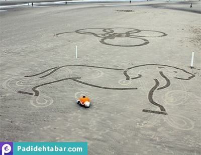 خالق آثار هنری بر روی شنهای ساحل